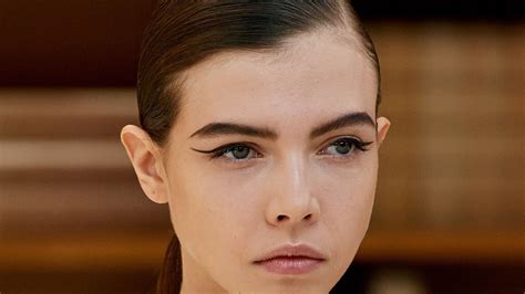 chanel neglelakk vår 2019|Vogue decodes the Chanel makeup look straight from the .